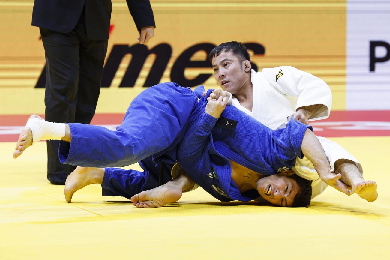 男子60 キロ 級2回戦　トルクメニスタン選手（下）を攻める高藤直寿＝ドーハ（共同）