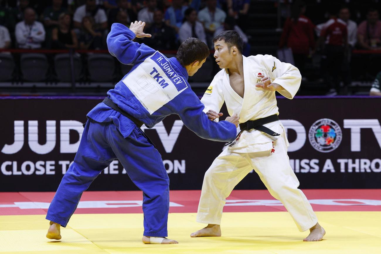 男子60 キロ 級2回戦　トルクメニスタン選手（左）を攻める高藤直寿＝ドーハ（共同）