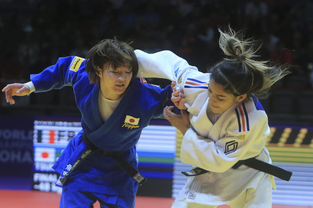 決勝でフランスのブクリ（右）と対戦する角田（AP)
