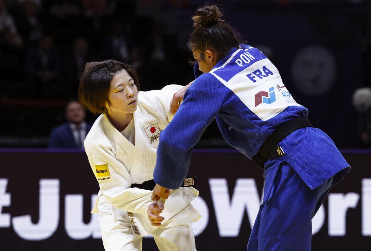 女子48キロ級3位決定戦　フランスのブランディーヌ・ポン（右）を攻める古賀若菜（共同）