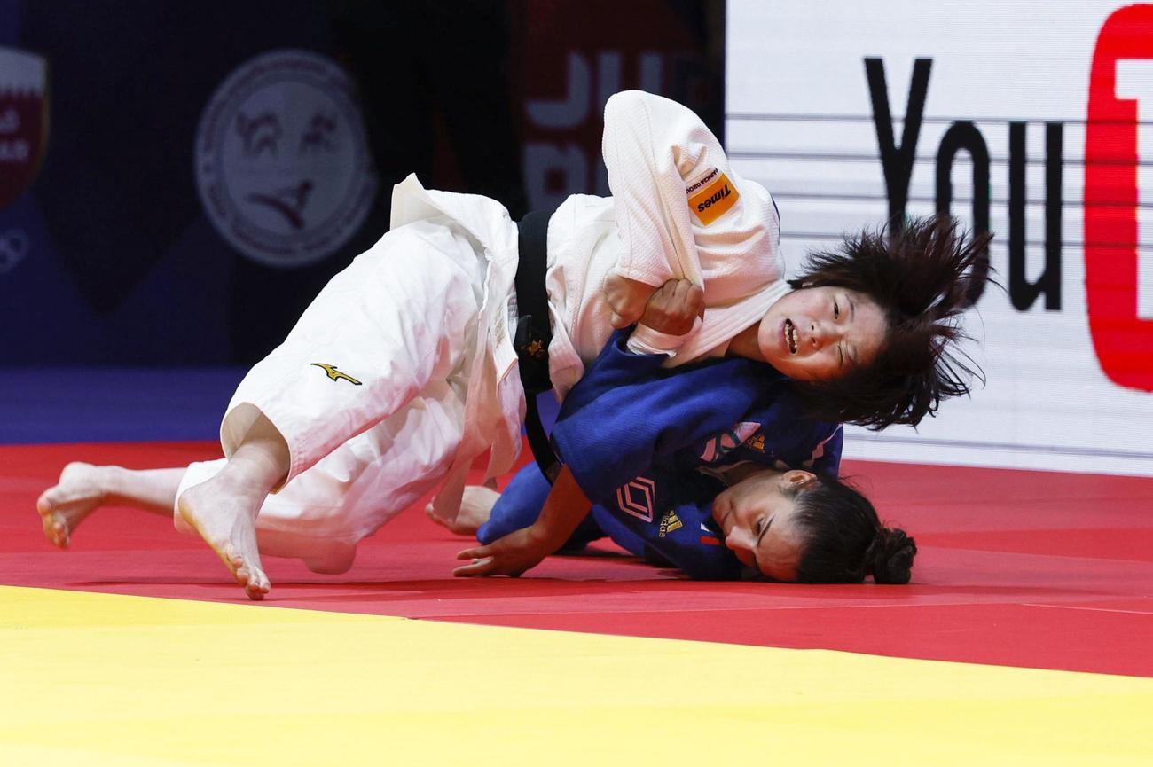 女子48キロ級3位決定戦　フランスのブランディーヌ・ポン（下）を攻める古賀若菜（共同）
