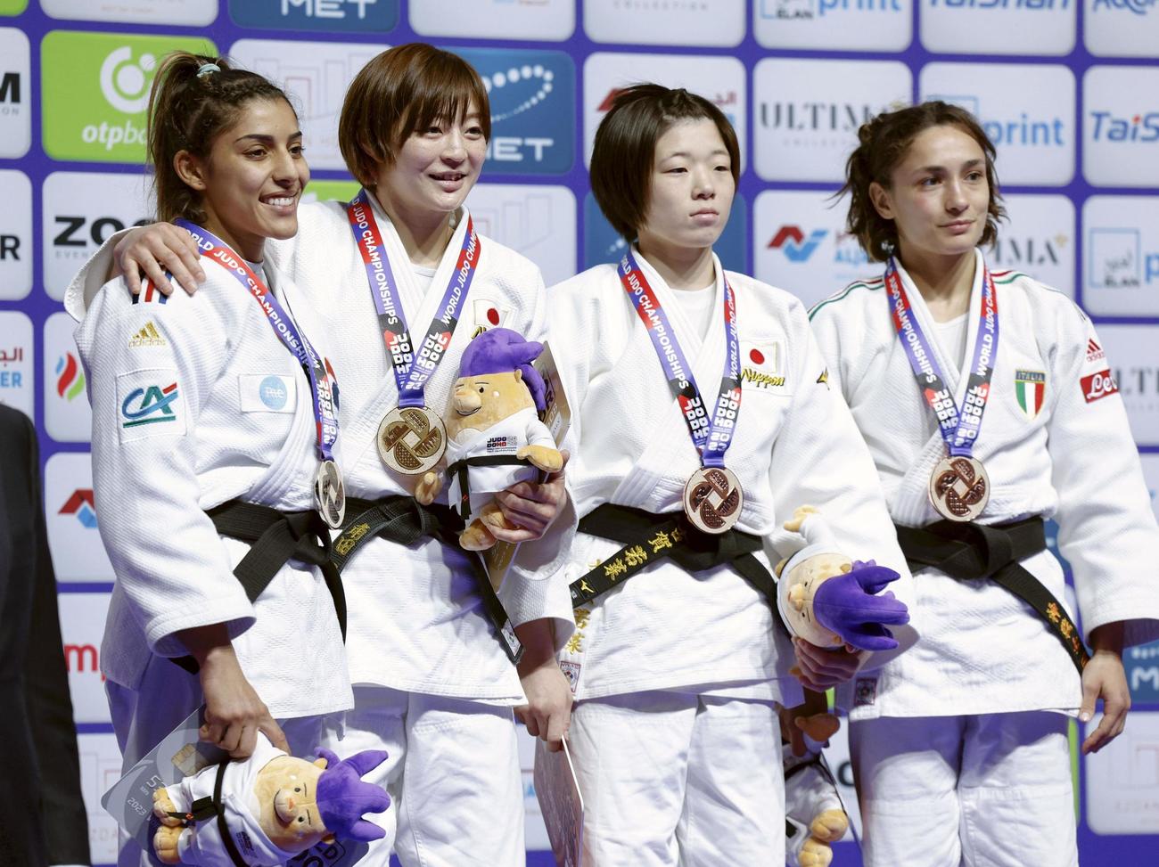 女子48キロ級の表彰式で写真に納まる金メダルの角田夏実（中央左）と銅メダルの古賀若菜（同右）（共同）