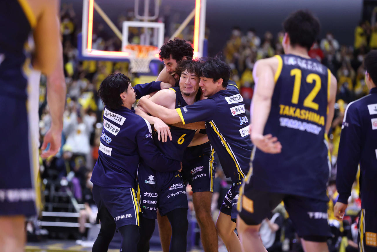 宇都宮対千葉J　ブザービーターを決めた比江島に抱きつく宇都宮の選手たち（コピーライトBLEAGUE）