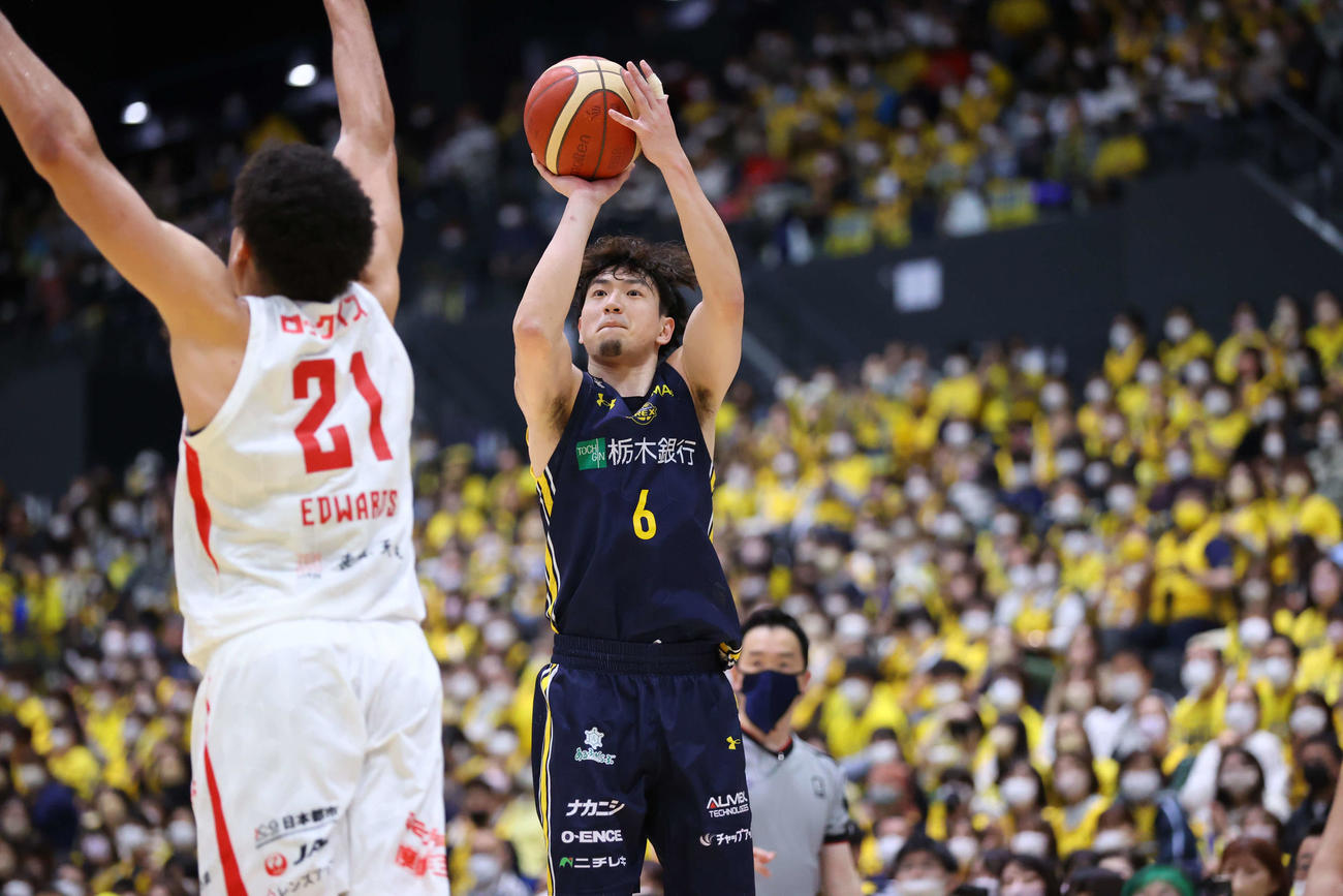 宇都宮対千葉J　シュートを放つ宇都宮比江島（コピーライトBLEAGUE）