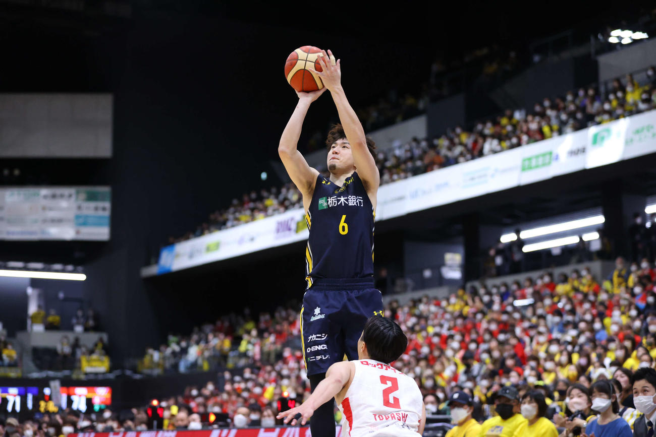 宇都宮対千葉J 3ポイントシュートを放つ宇都宮比江島（コピーライトBLEAGUE）