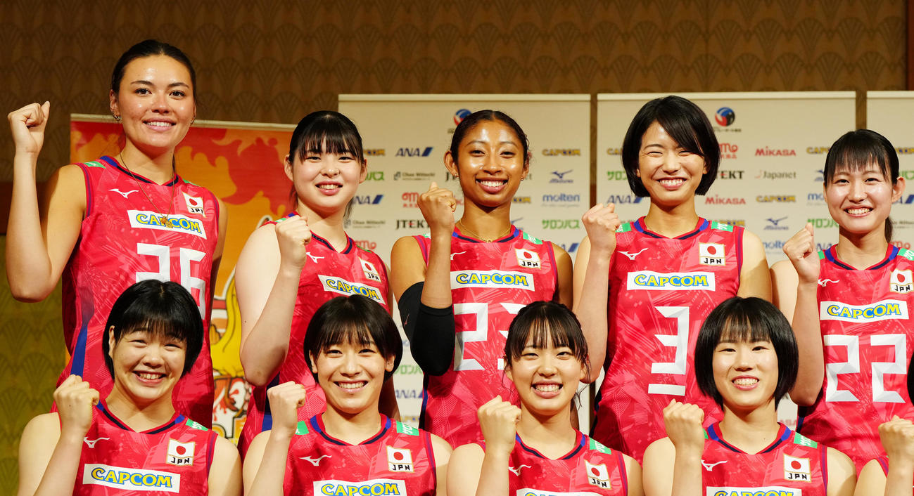 記者会見後、集合写真に納まる小林（後列左端）らバレーボール女子日本代表の選手たち。前列左から長内、石川、関、林、後列左2人目から山田、宮部、古賀、小川（撮影・江口和貴）