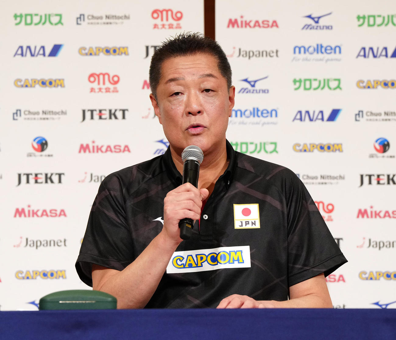 記者会見に臨むバレーボール女子日本代表の真鍋監督（撮影・江口和貴）