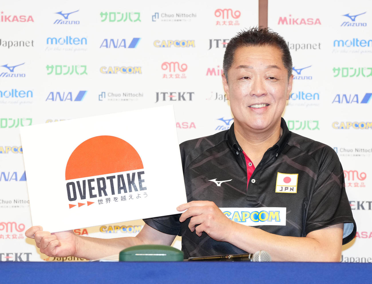 記者会見でチームスローガンを披露するバレーボール女子日本代表の真鍋監督（撮影・江口和貴）