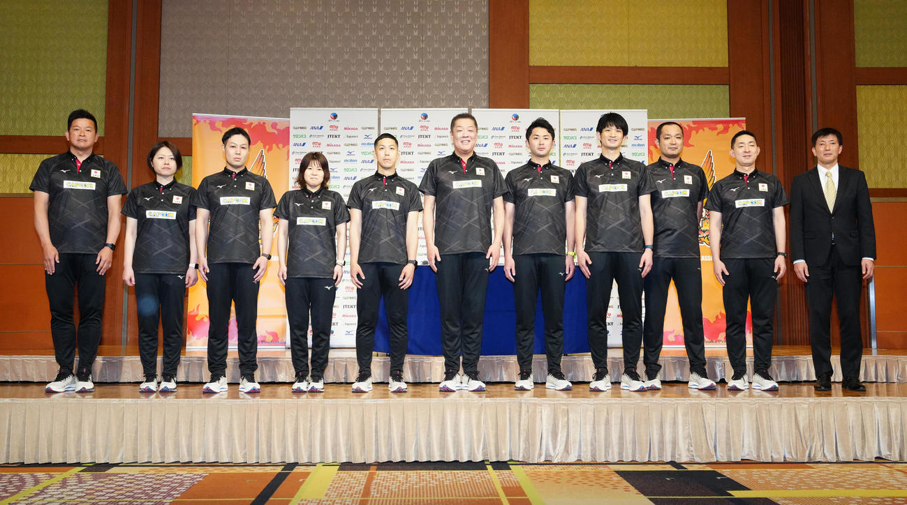 記者会見で写真に納まるバレーボール女子日本代表のスタッフ。中央は真鍋監督（撮影・江口和貴）