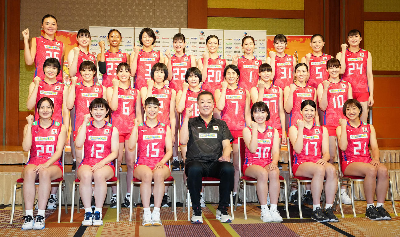 記者会見後、集合写真に納まるバレーボール女子日本代表の選手たち。前列中央は真鍋監督（撮影・江口和貴）