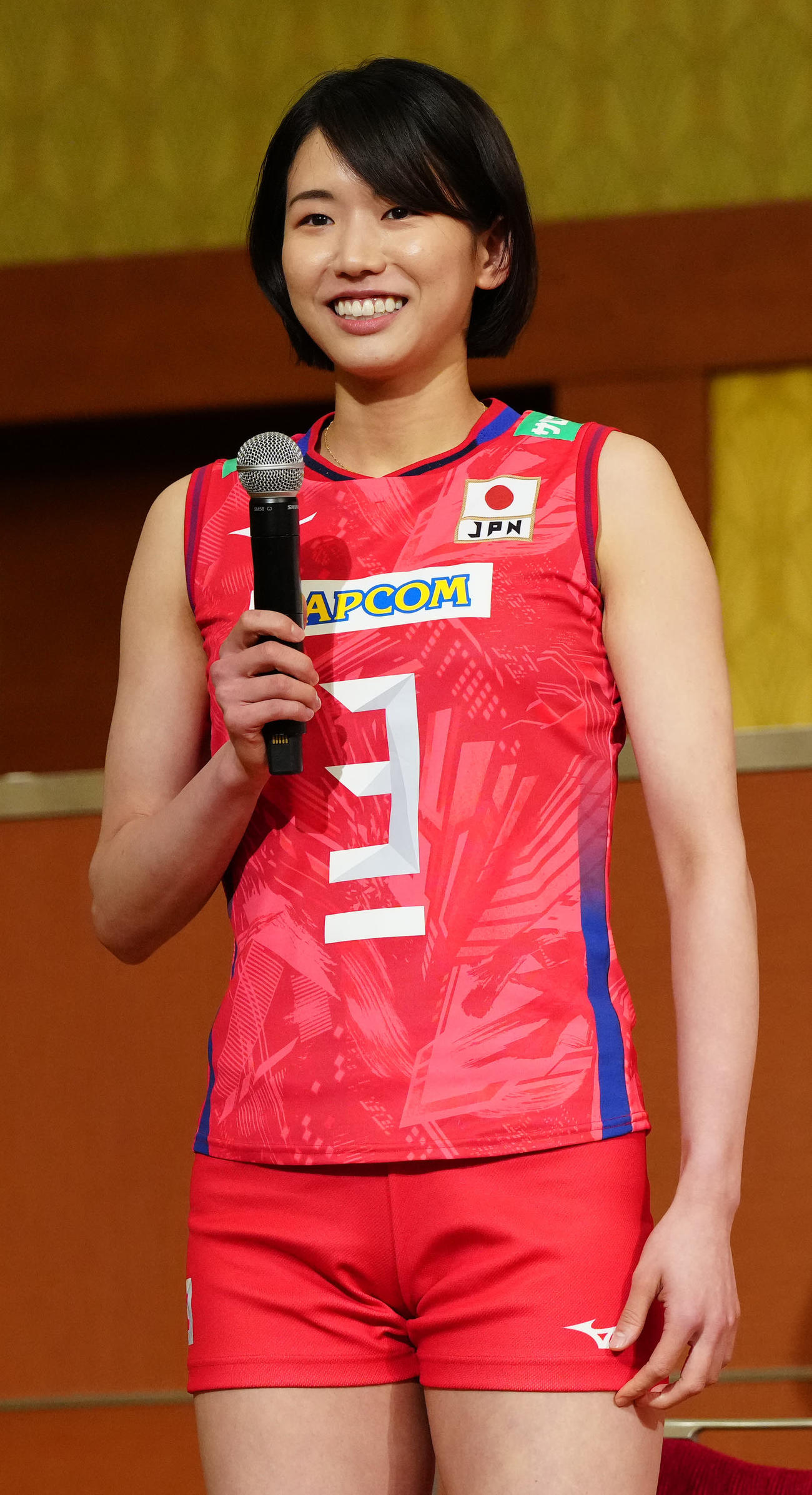記者会見であいさつするバレーボール女子日本代表の古賀（撮影・江口和貴）