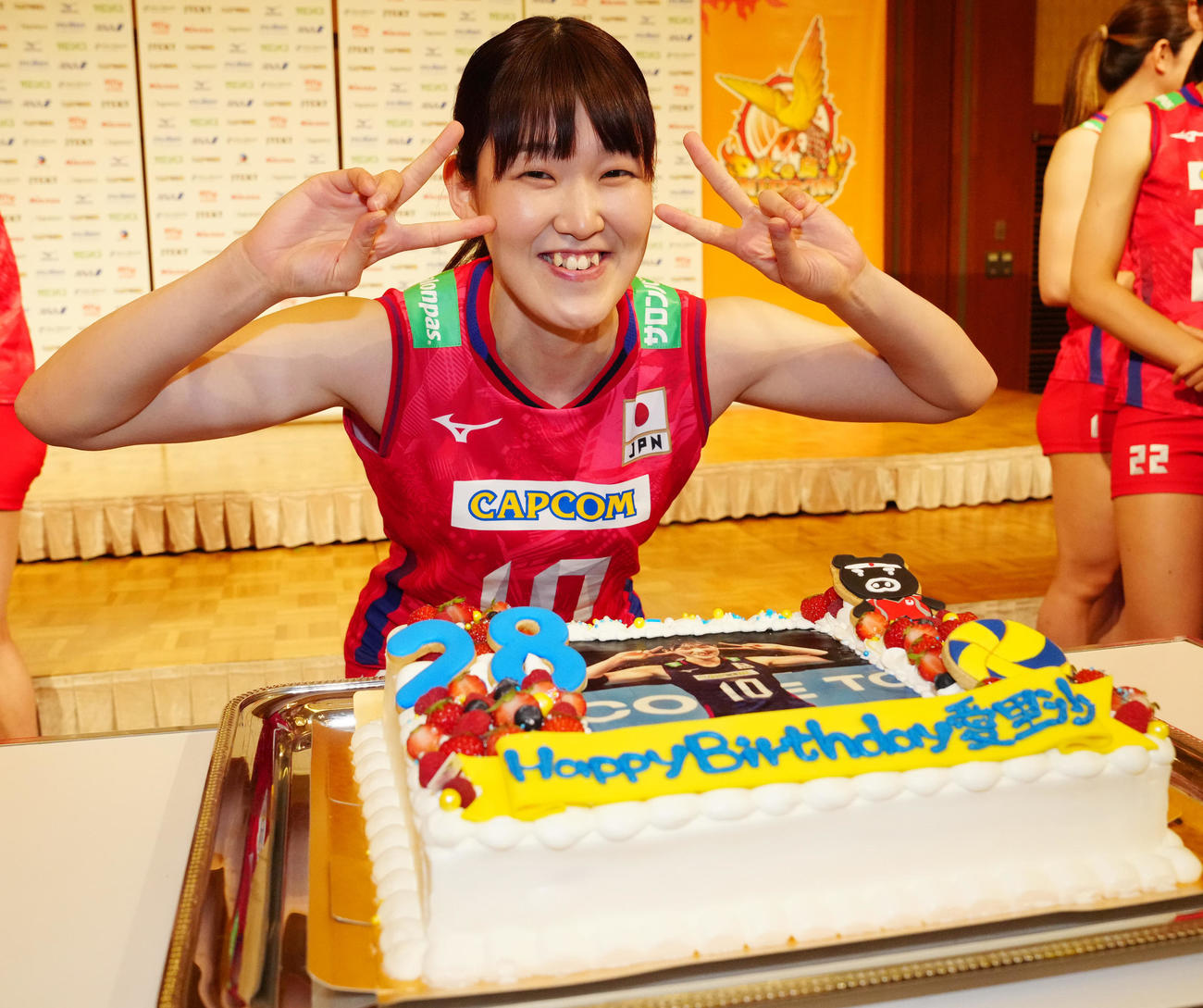 誕生日を迎えた井上はケーキを贈られ、ピースサインを見せる（撮影・江口和貴）