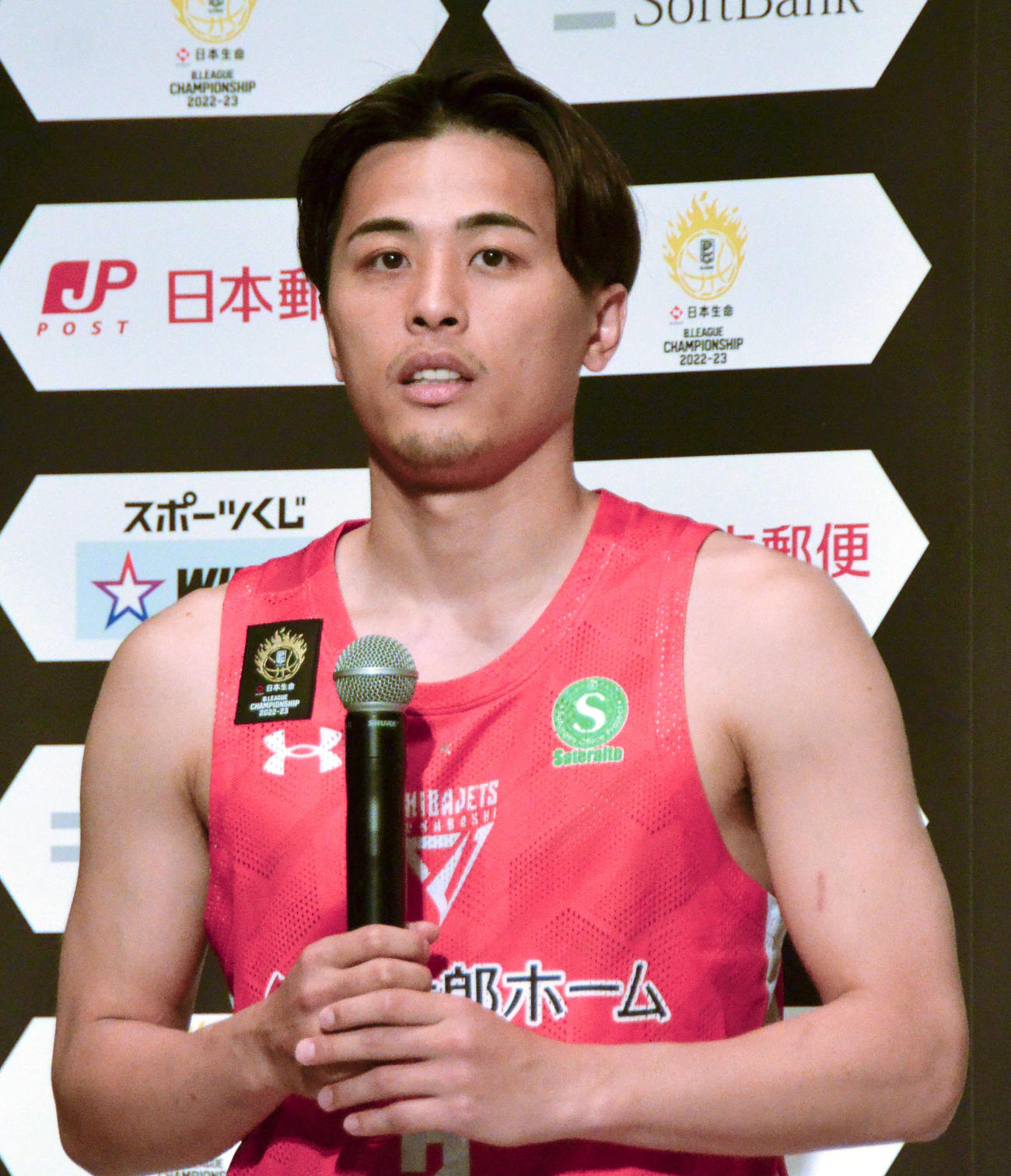 記者会見する千葉Jの富樫（共同）