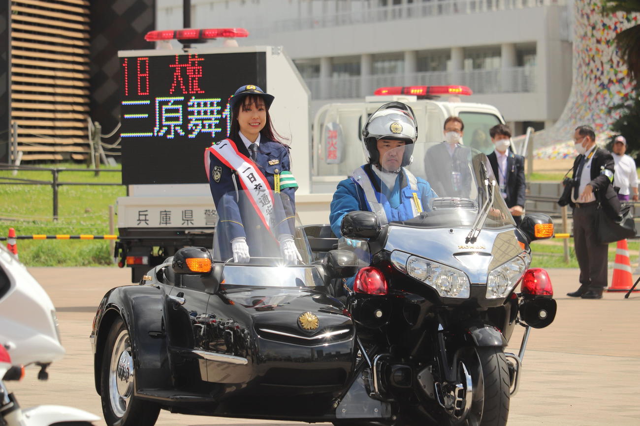 サイドカーに乗る三原（撮影・竹本穂乃加）