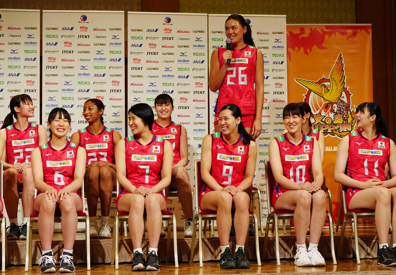 記者会見であいさつするバレーボール女子日本代表の小林（後列左から4人目）（撮影・江口和貴）