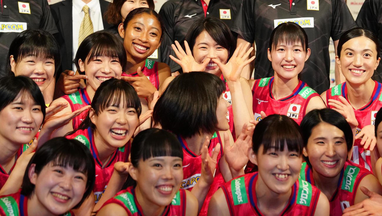 誕生日を迎えた井上（手前左から3人目）との記念撮影でポーズを決める古賀（後方左から4人目）（撮影・江口和貴）