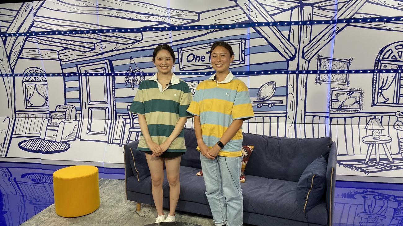 女子ラグビーのYouTube新番組「Girls Rugby Channel」のMCを務める浅野杏奈（左）と池田韻（C）JRFU
