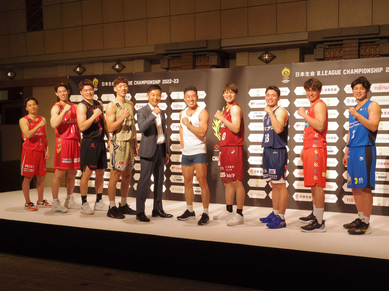 Bリーガーや島田チェアマンとともに「パワーポーズ」を決めるなかやまきんに君（右から5人目）