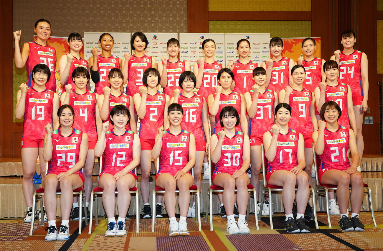 記者会見後、集合写真に納まるバレーボール女子日本代表の選手たち。前列左から西村、福留、小島、中川、田中、松井、中列左から長内、石川、関、林、目黒、柴田、和田、渡辺、井上、後列左から小林、山田、宮部藍、古賀、小川、横田、長岡、西川、島村、入沢（撮影・江口和貴）