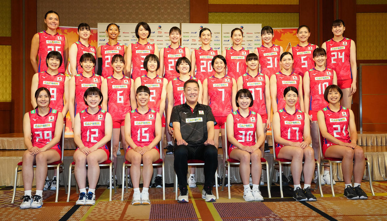 記者会見後、集合写真に納まるバレーボール女子日本代表の選手たち。前列左から西村、福留、小島、真鍋監督、中川、田中、松井、中列左から長内、石川、関、林、目黒、柴田、和田、渡辺、井上、後列左から小林、山田、宮部藍、古賀、小川、横田、長岡、西川、島村、入沢（撮影・江口和貴）