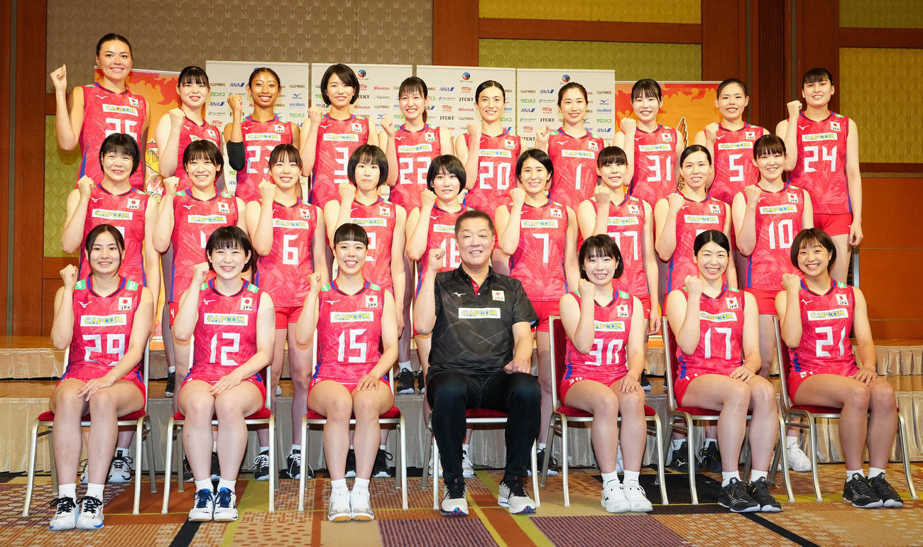 記者会見後、集合写真に納まるバレーボール女子日本代表の選手たち。前列左から西村、福留、小島、真鍋監督、中川、田中、松井、中列左から長内、石川、関、林、目黒、柴田、和田、渡辺、井上、後列左から小林、山田、宮部藍、古賀、小川、横田、長岡、西川、島村、入沢（撮影・江口和貴）