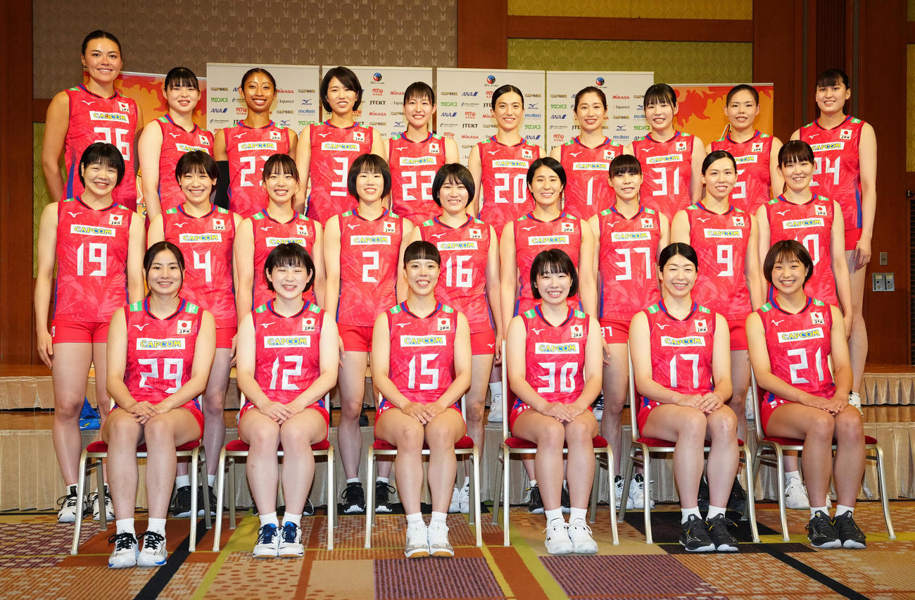 記者会見後、集合写真に納まるバレーボール女子日本代表の選手たち。前列左から西村、福留、小島、中川、田中、松井、中列左から長内、石川、関、林、目黒、柴田、和田、渡辺、井上、後列左から小林、山田、宮部藍、古賀、小川、横田、長岡、西川、島村、入沢（撮影・江口和貴）
