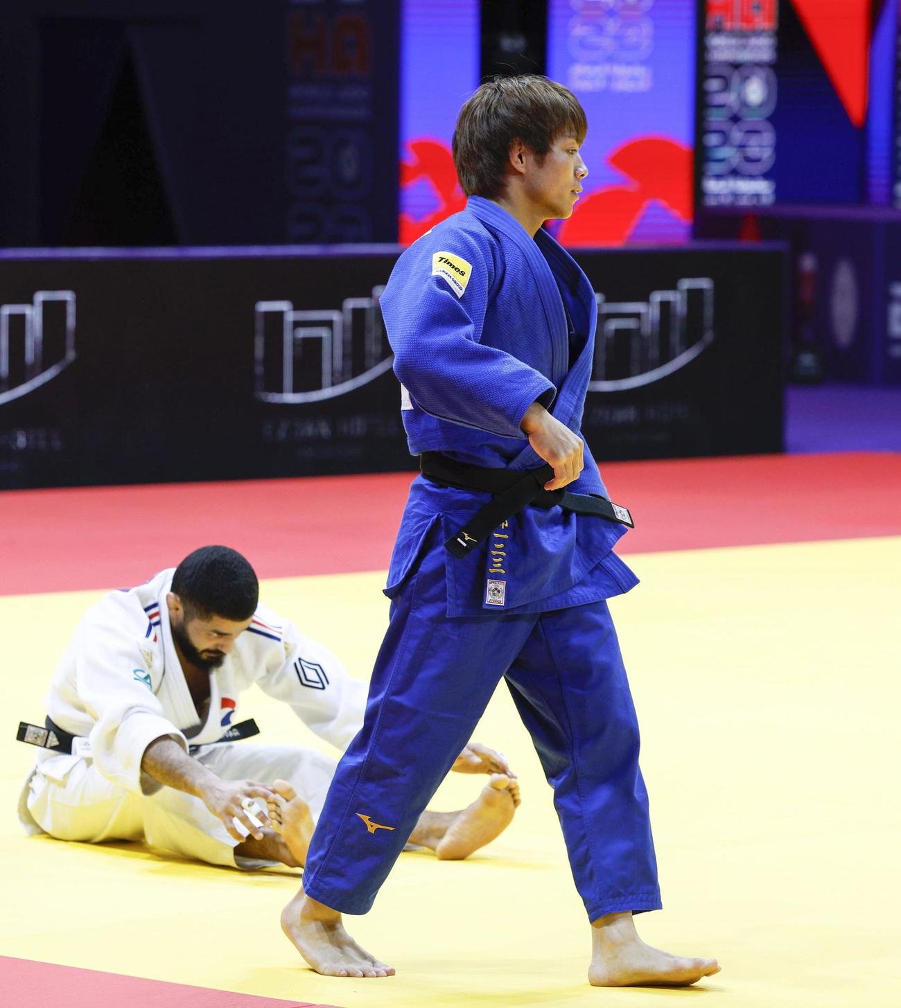 男子66 キロ 級でフランス選手（左）を破って決勝進出を決めた阿部一二三＝ドーハ（共同）