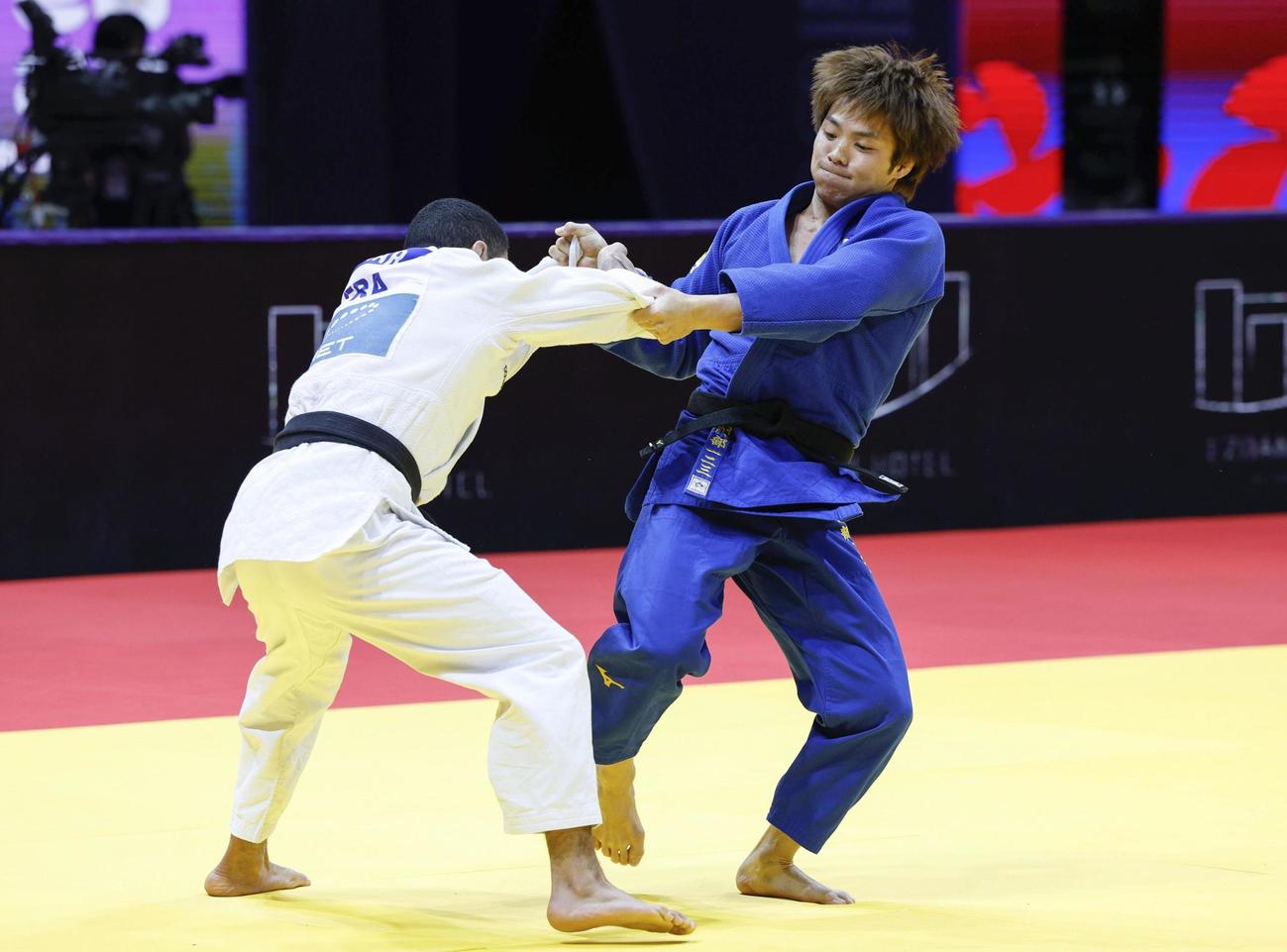 男子66 キロ 級準決勝　フランス選手（左）を攻める阿部一二三＝ドーハ（共同）