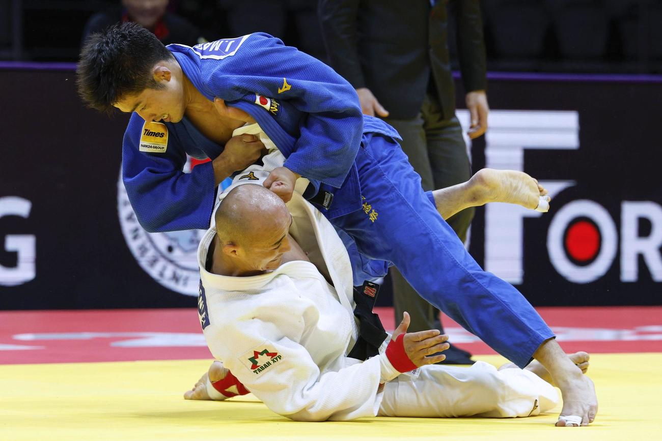 男子66 キロ 級準決勝　モンゴル選手（下）を攻める丸山城志郎＝ドーハ（共同）