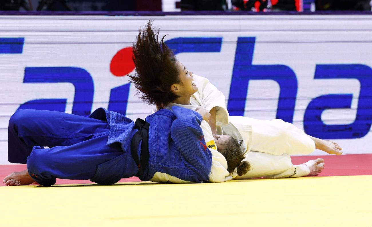 女子52キロ級3回戦　コッヘル（下）に一本勝ちした阿部詩（共同）