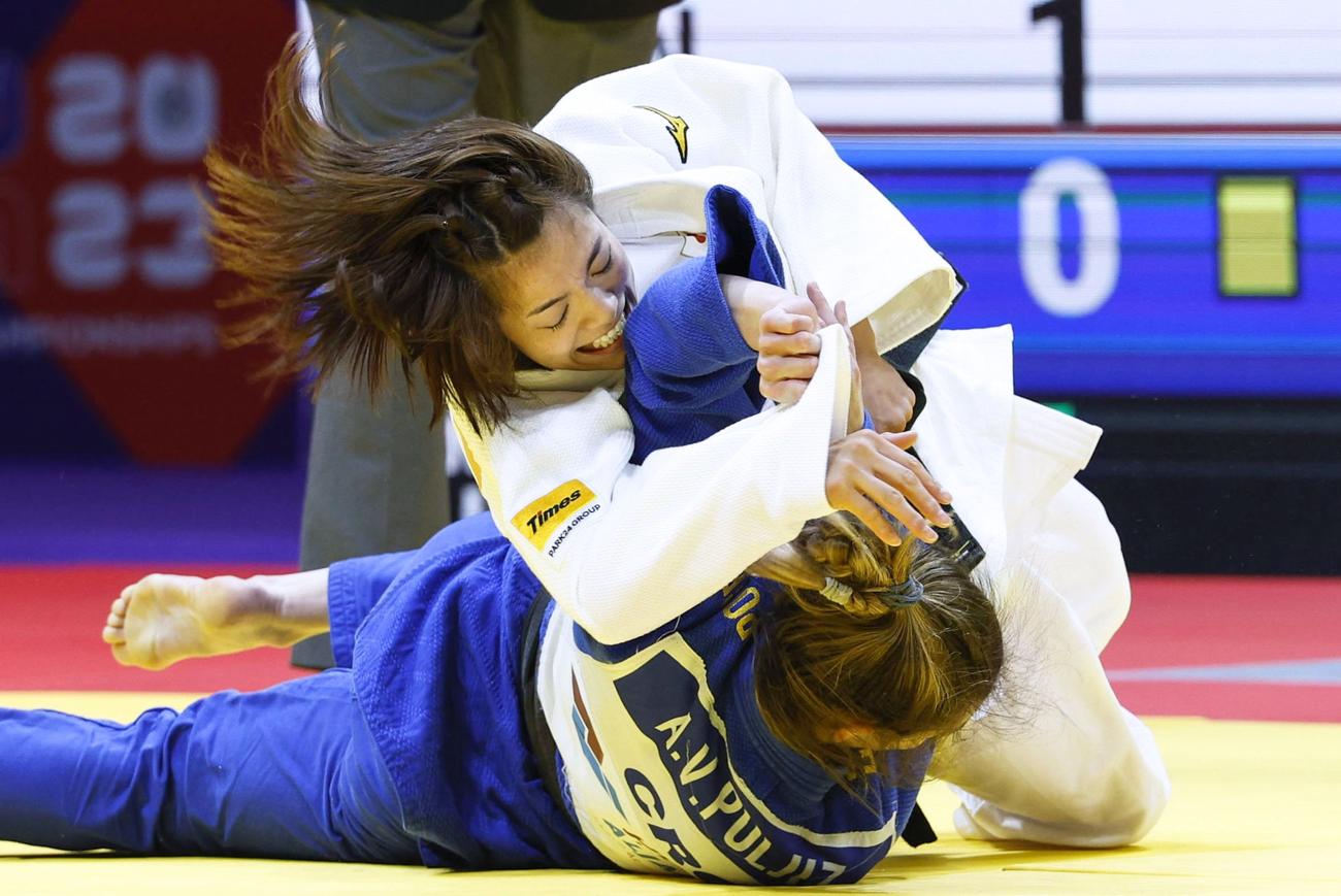 女子52キロ級2回戦　プルジズ（下）を破った阿部詩（共同）