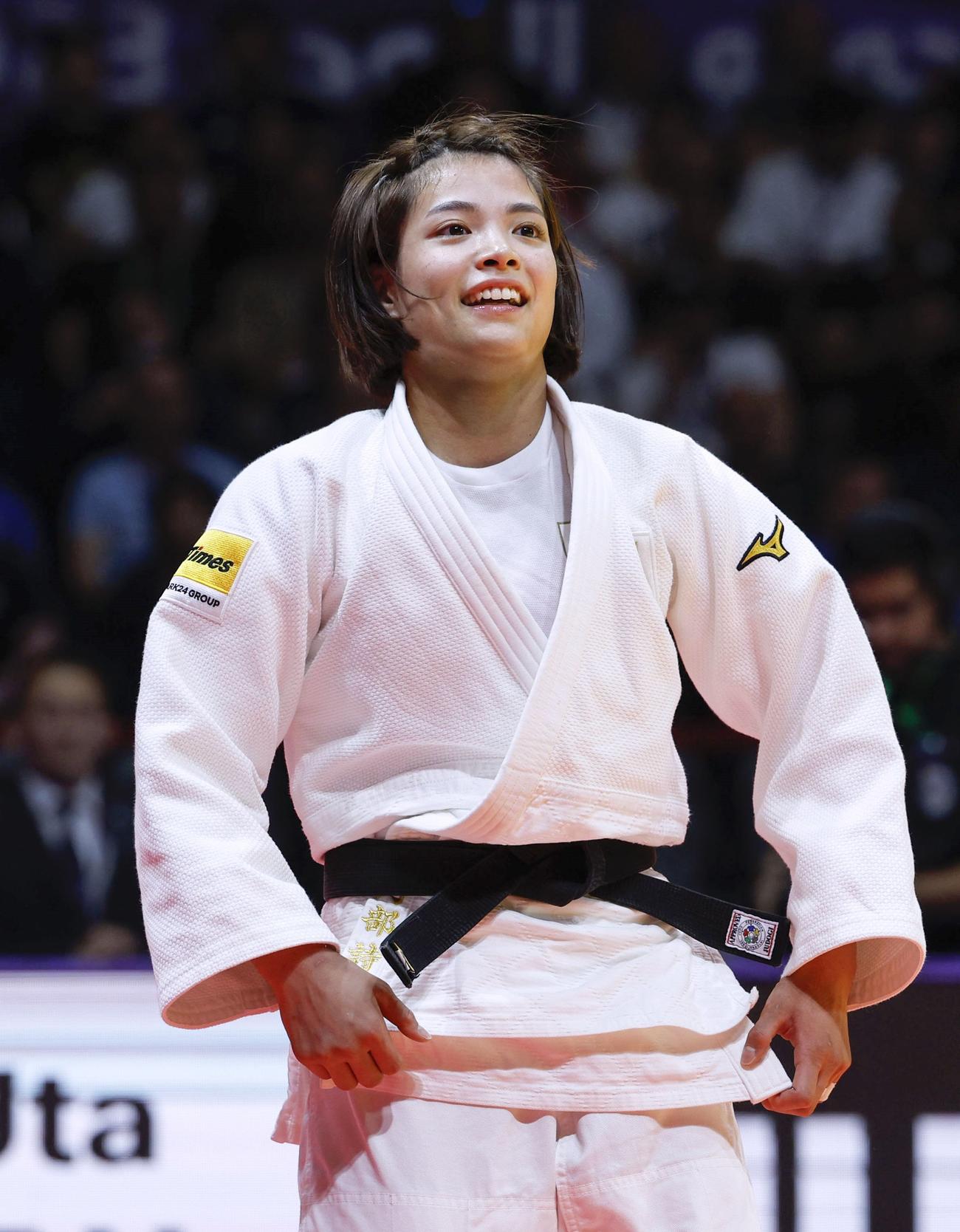 女子52キロ級でケルディヨロワを破って2年連続4度目の優勝を達成し、笑顔の阿部詩（共同）