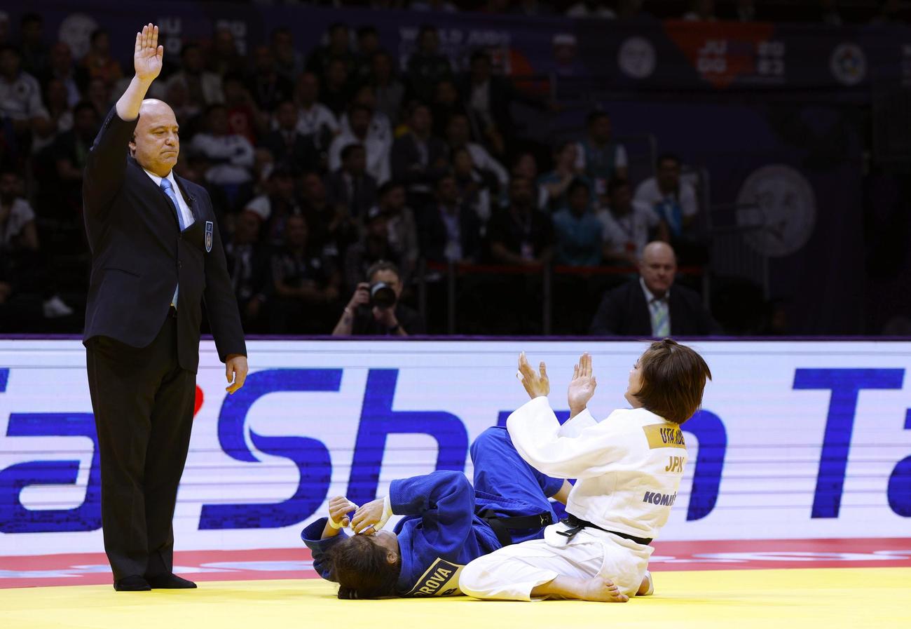 女子52キロ級でウズベキスタン選手を破って2年連続4度目の優勝を達成し、喜ぶ阿部詩（右）（共同）