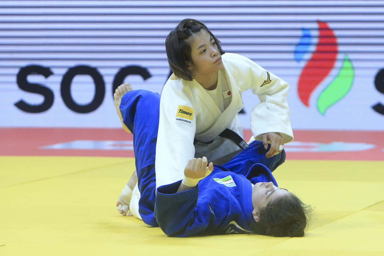 女子52キロ級決勝でケルディヨロワと対戦した阿部詩（AP）