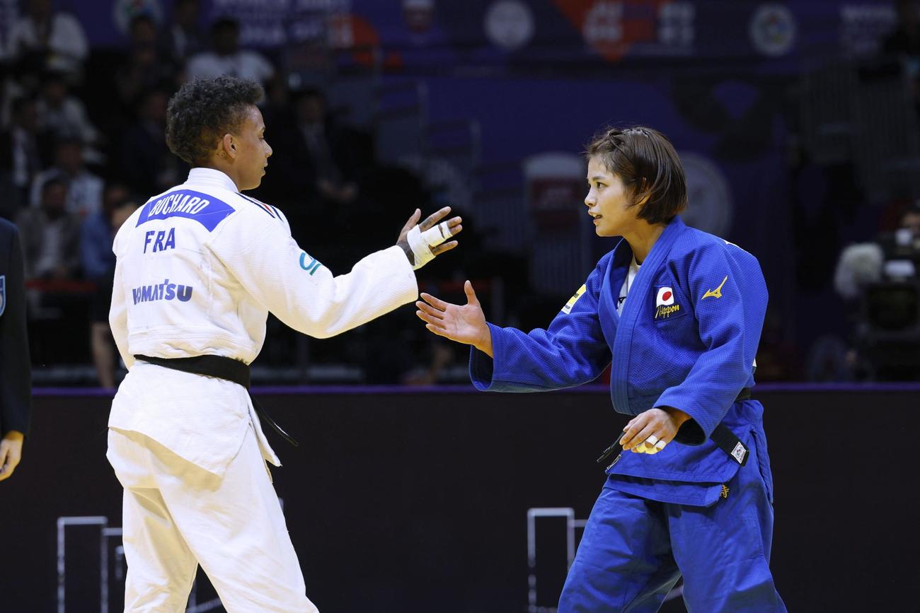女子52キロ級準々決勝でフランスのアマンディーヌ・ブシャール（左）を破り、健闘をたたえ合う阿部詩（共同
