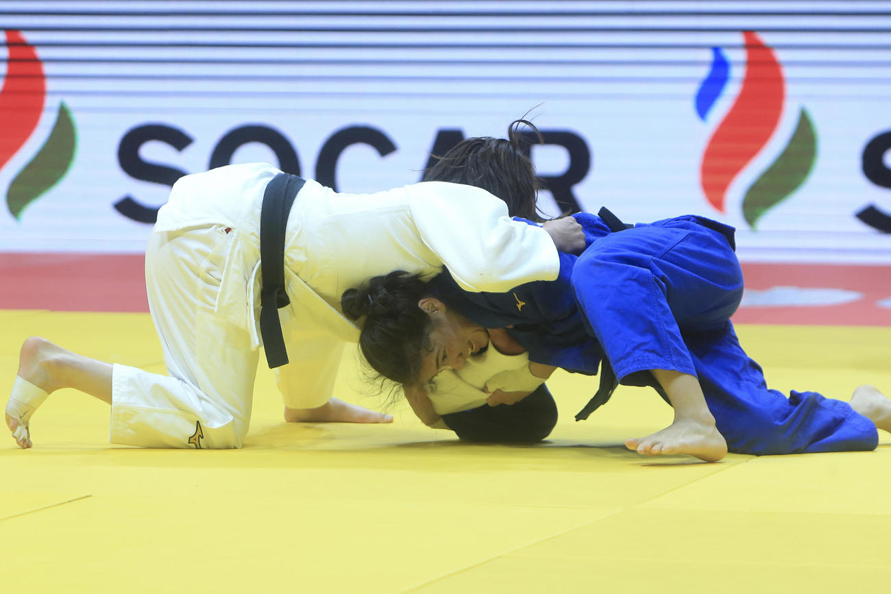 女子52キロ級決勝でケルディヨロワと対戦した阿部詩（AP）