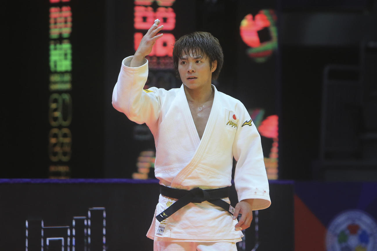 男子66キロ級決勝　丸山城志郎を破って2連覇を決め、喜ぶ阿部一二三（AP）