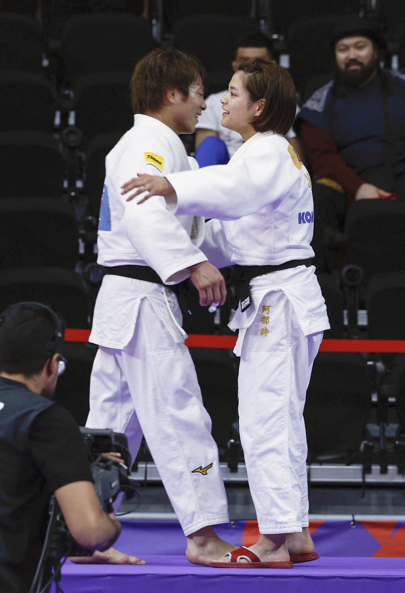 男子66キロ級で優勝した阿部一二三（左）と喜ぶ女子52キロ級の阿部詩（共同）