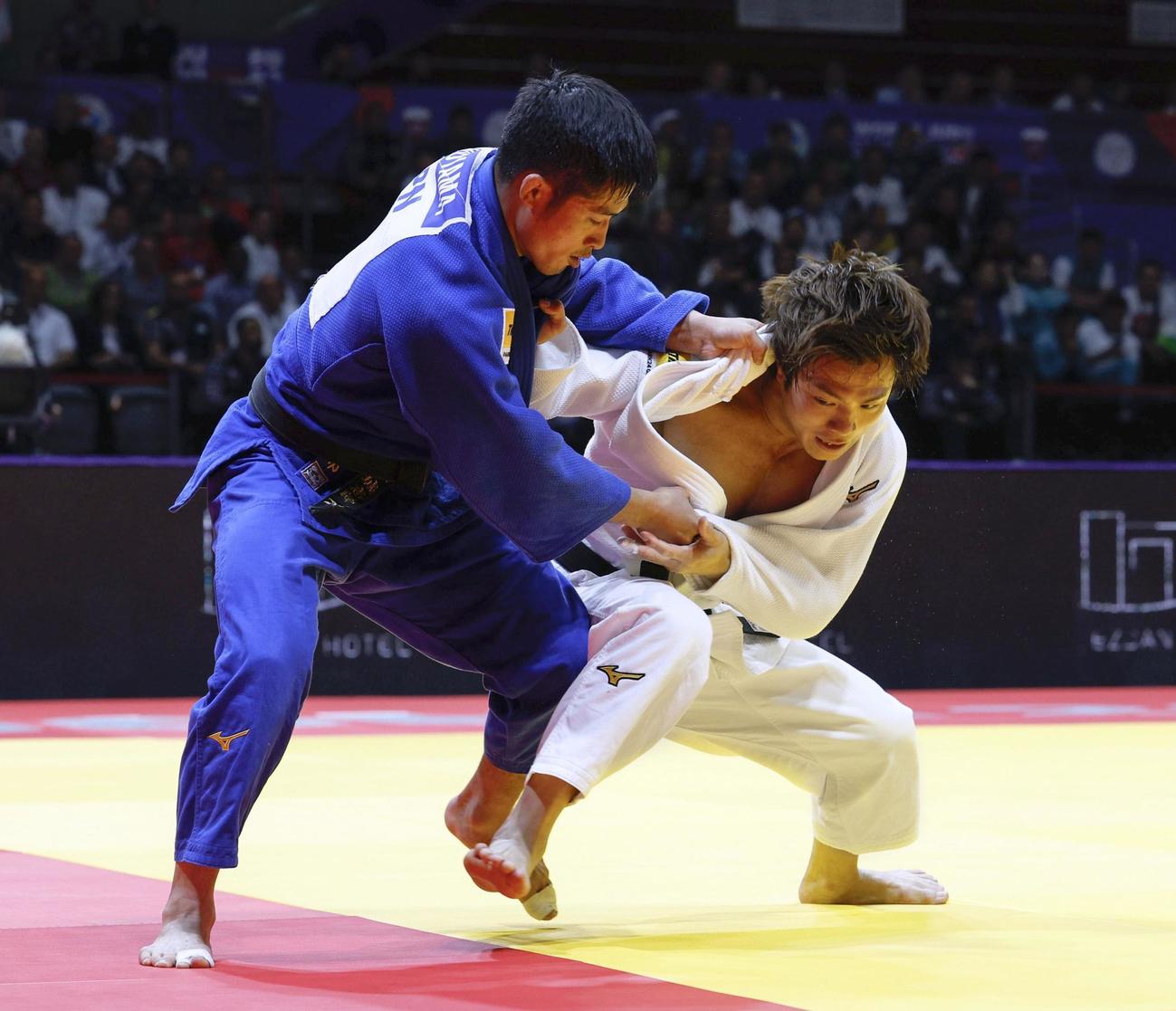 男子66キロ級決勝　対戦する丸山城志郎（左）と阿部一二三（共同）