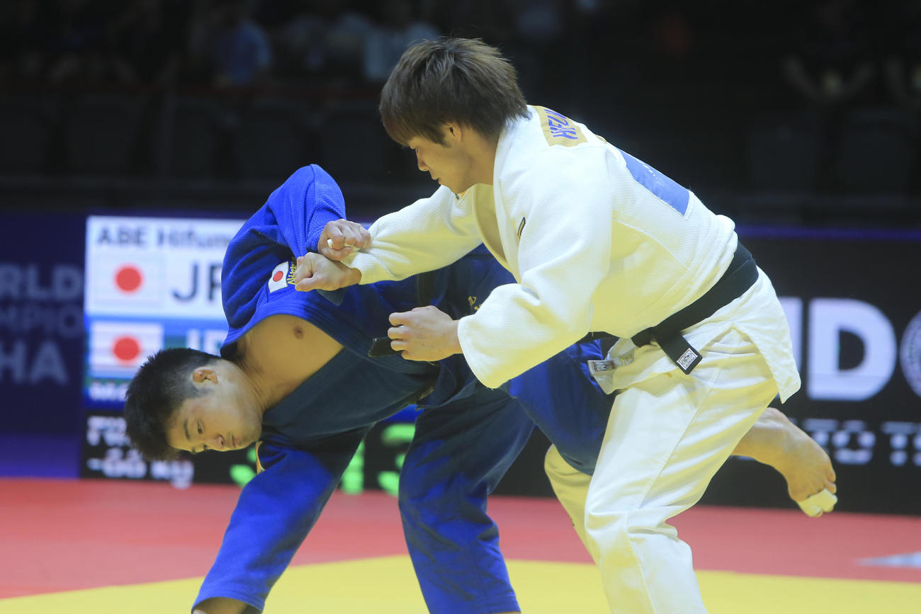 男子66キロ級決勝で対戦する丸山城志郎（左）と阿部一二三(AP)
