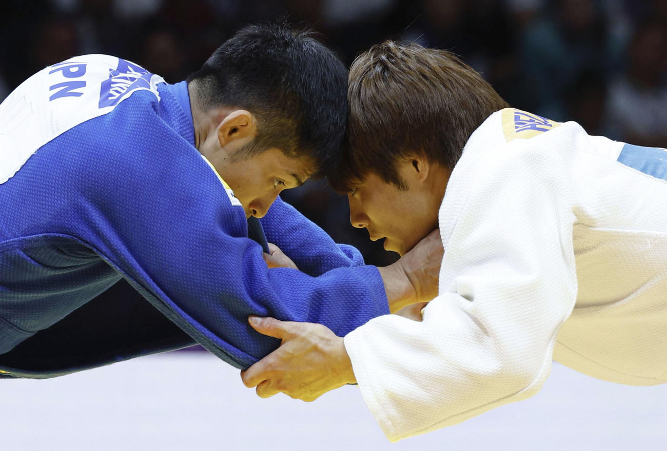 男子66キロ級決勝　対戦する丸山城志郎（左）と阿部一二三（共同）