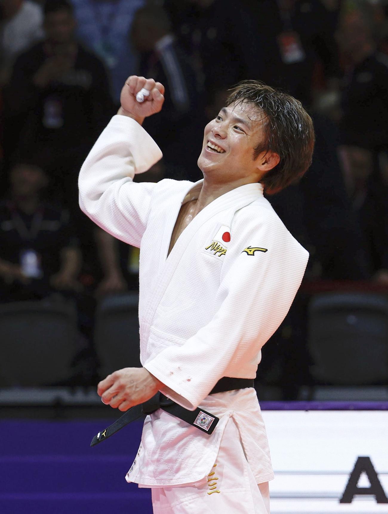 男子66キロ級で丸山城志郎を破って2年連続4度目の優勝を果たし、喜ぶ阿部一二三（共同）