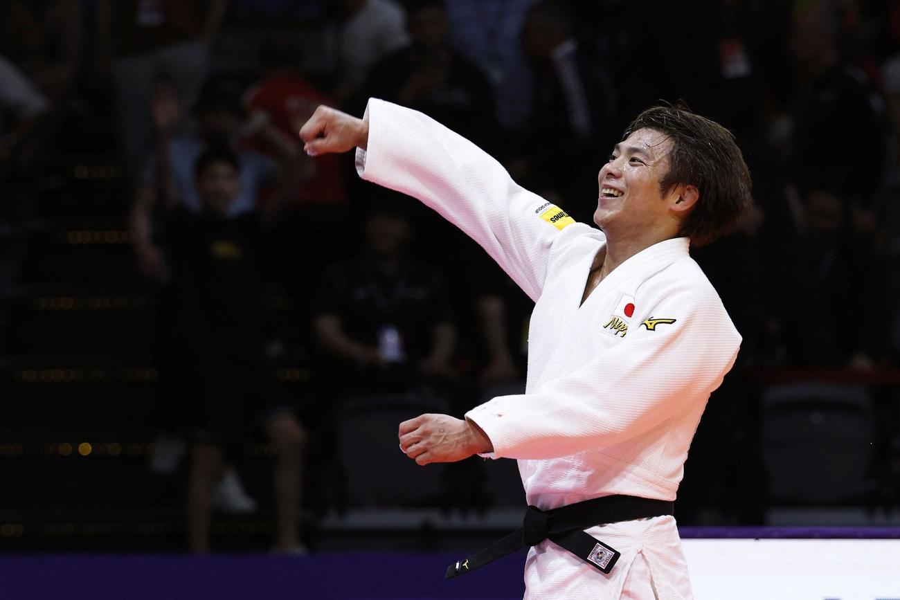 男子66キロ級で丸山城志郎を破って2年連続4度目の優勝を果たし、喜ぶ阿部一二三（共同）