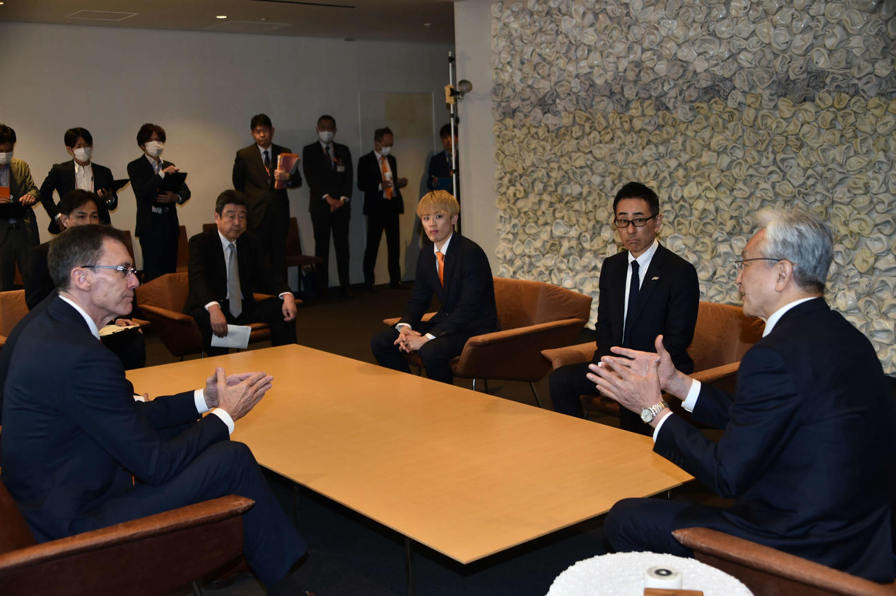 磯田市長（右）と対談するヘンリー監督（左）、川上社長（右から2人目）、渋田主将（右から3人目）