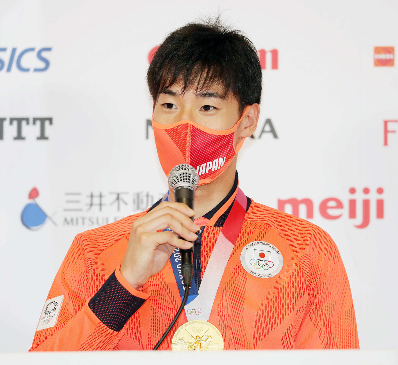 金メダルを胸に会見した、フェンシングエペ男子団体の加納（代表撮影）