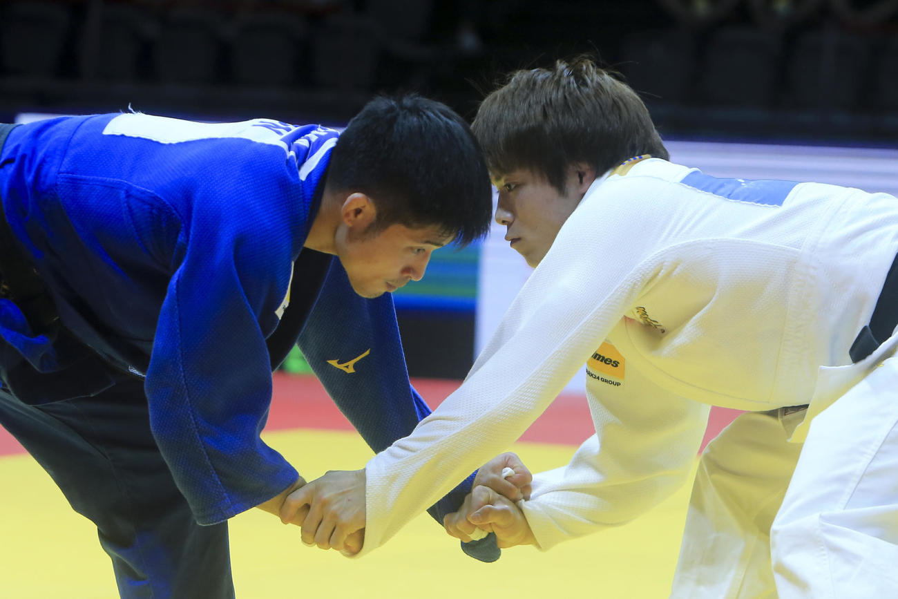男子66キロ級決勝　対戦する丸山城志郎（左）と阿部一二三（AP）