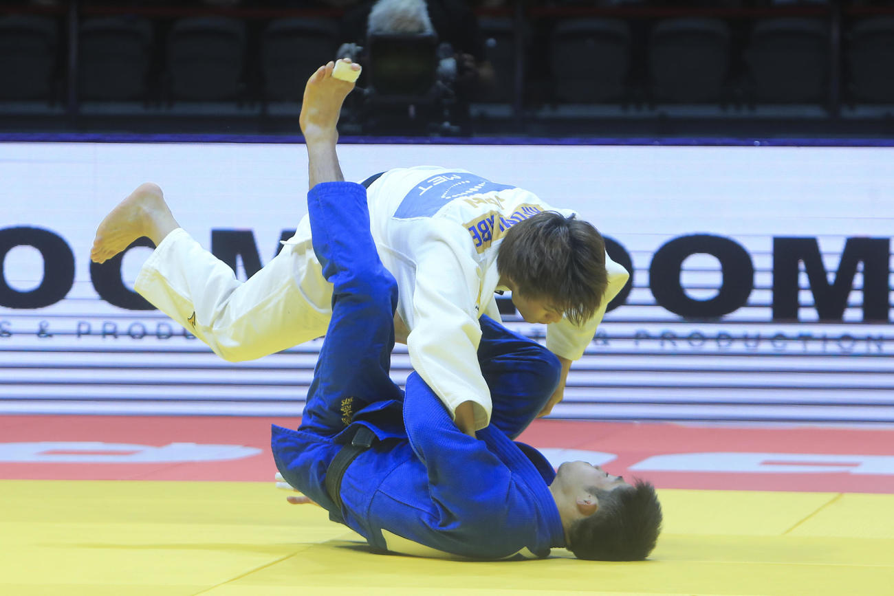 男子66kg級決勝　対戦する丸山城志郎と阿部一二三（AP）
