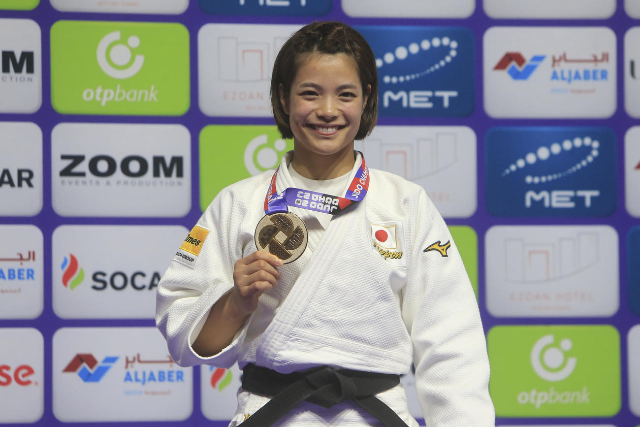 世界選手権連覇を達成した阿部詩はメダルを手に笑顔（AP)