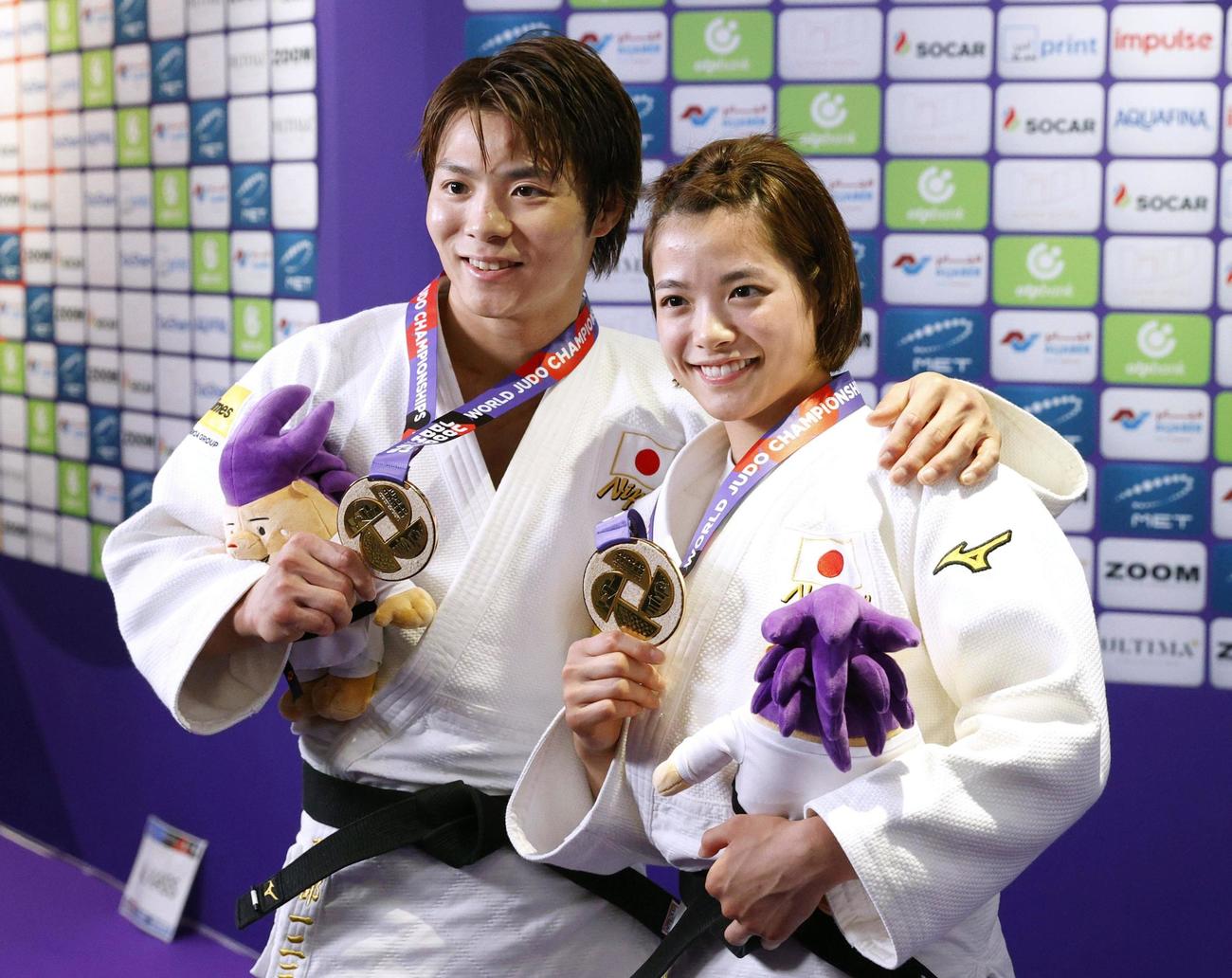 柔道の世界選手権で2年連続4度目の優勝を果たし、金メダルを手にポーズをとる男子66 キロ 級の阿部一二三（左）と女子52 キロ 級の阿部詩＝ドーハ（共同）