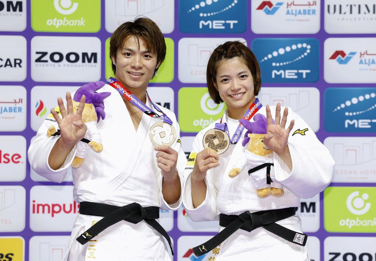 柔道の世界選手権で2年連続4度目の優勝を果たし、金メダルを手にポーズをとる男子66 キロ 級の阿部一二三（左）と女子52 キロ 級の阿部詩＝8日、ドーハ（共同）
